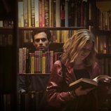 Penn Badgley y Elizabeth Lail interpretando a Joe y Beck en la serie de Netflix 'YOU'