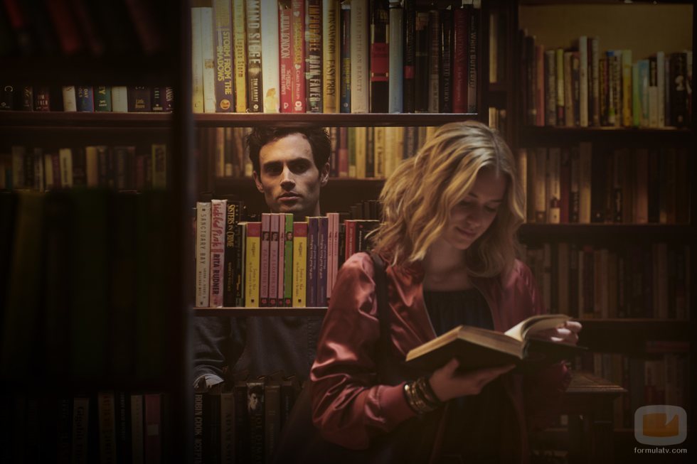 Penn Badgley y Elizabeth Lail interpretando a Joe y Beck en la serie de Netflix 'YOU'