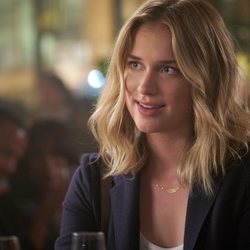 Elizabeth Lail es Beck en la serie de Netflix 'YOU'