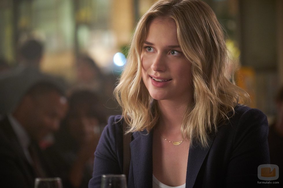 Elizabeth Lail es Beck en la serie de Netflix 'YOU'