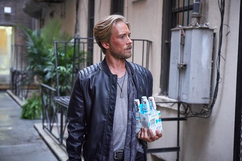 Lou Taylor Pucci es Benji en la serie de Netflix 'YOU'