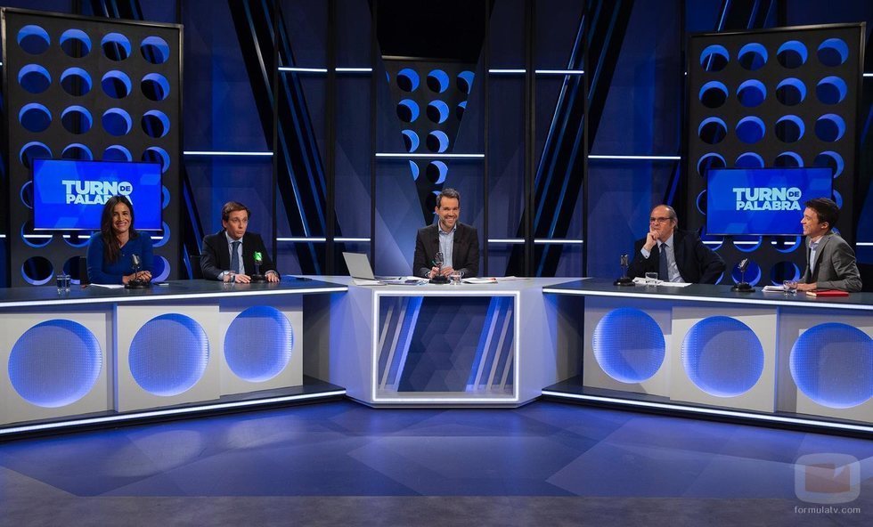 Javier Gómez junto a sus primeros invitados en 'Turno de palabra'