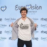 Miki Nunyez muestra una camiseta con el logo de su canción para Eurovisión 2019