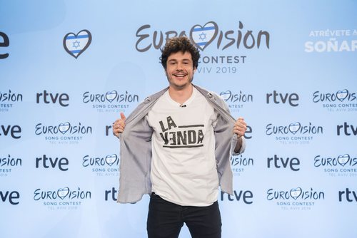 Miki Nunyez muestra una camiseta con el logo de su canción para Eurovisión 2019