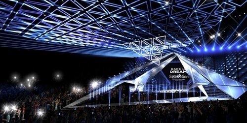 Una estructura de triángulos colgante en el escenario de Eurovisión 2019