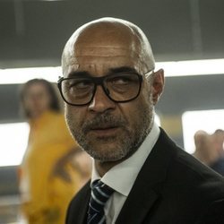 Carlos Sandoval mira a las reclusas de 'Vis a vis' en la cuarta temporada