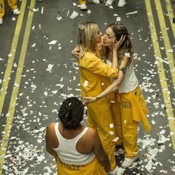 Macarena se abraza a Tere en la cárcel de 'Vis a vis' en la cuarta temporada