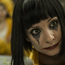 Zulema maquillada en el suelo de la cárcel de 'Vis a vis' en la cuarta temporada