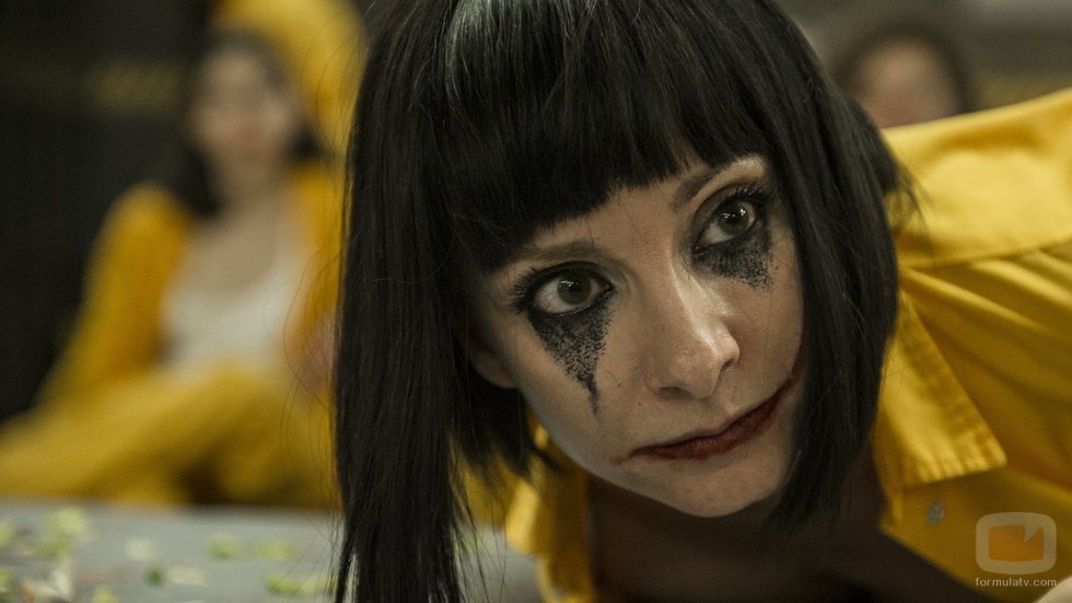 Zulema maquillada en el suelo de la cárcel de 'Vis a vis' en la cuarta temporada