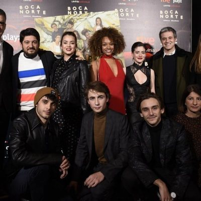 Equipo de 'Boca Norte' junto a directivos de TVE