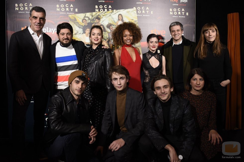 Equipo de 'Boca Norte' junto a directivos de TVE