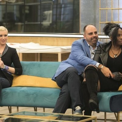 Julio Ruz abrazando a Carolina Sobe en la gala 4 de 'GH Dúo'