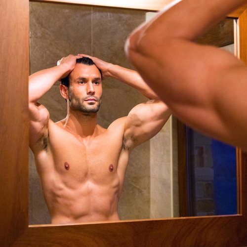 Jorge Pérez ('Supervivientes 2020'), con el torso desnudo, mirándose en el espejo