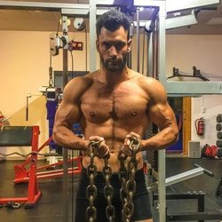 Jorge Pérez ('Supervivientes 2020'), entrenando en el gimnasio con el torso desnudo