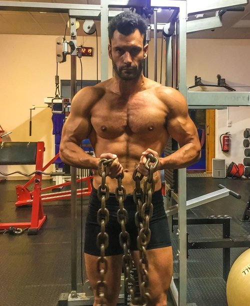 Jorge Pérez ('Supervivientes 2020'), entrenando en el gimnasio con el torso desnudo