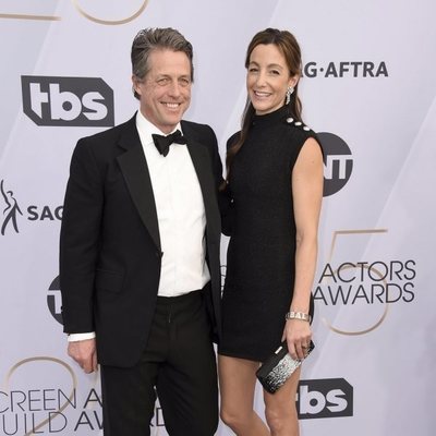 Hugh Grant y Anna Elisabet Eberstein en los SAG Awards 2019
