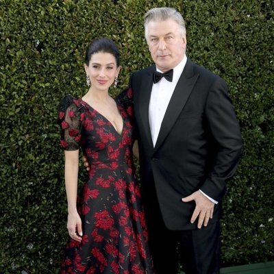 Alec Baldwin e Hilaria Baldwin en la alfombra roja de los SAG Awards 2019