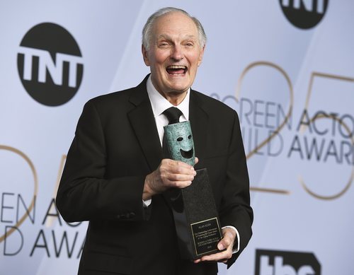 Alan Alda con el reconocimiento a su carrera de los SAG Awards 2019