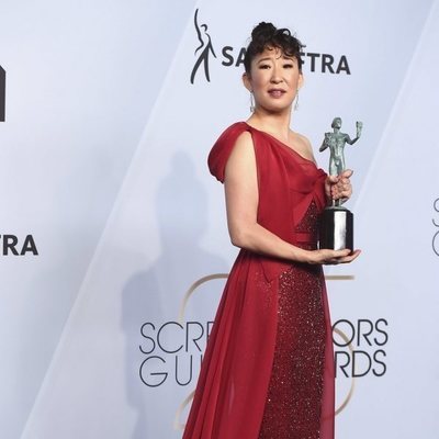 Sandra Oh junto a su premio en los SAG Awards 2019