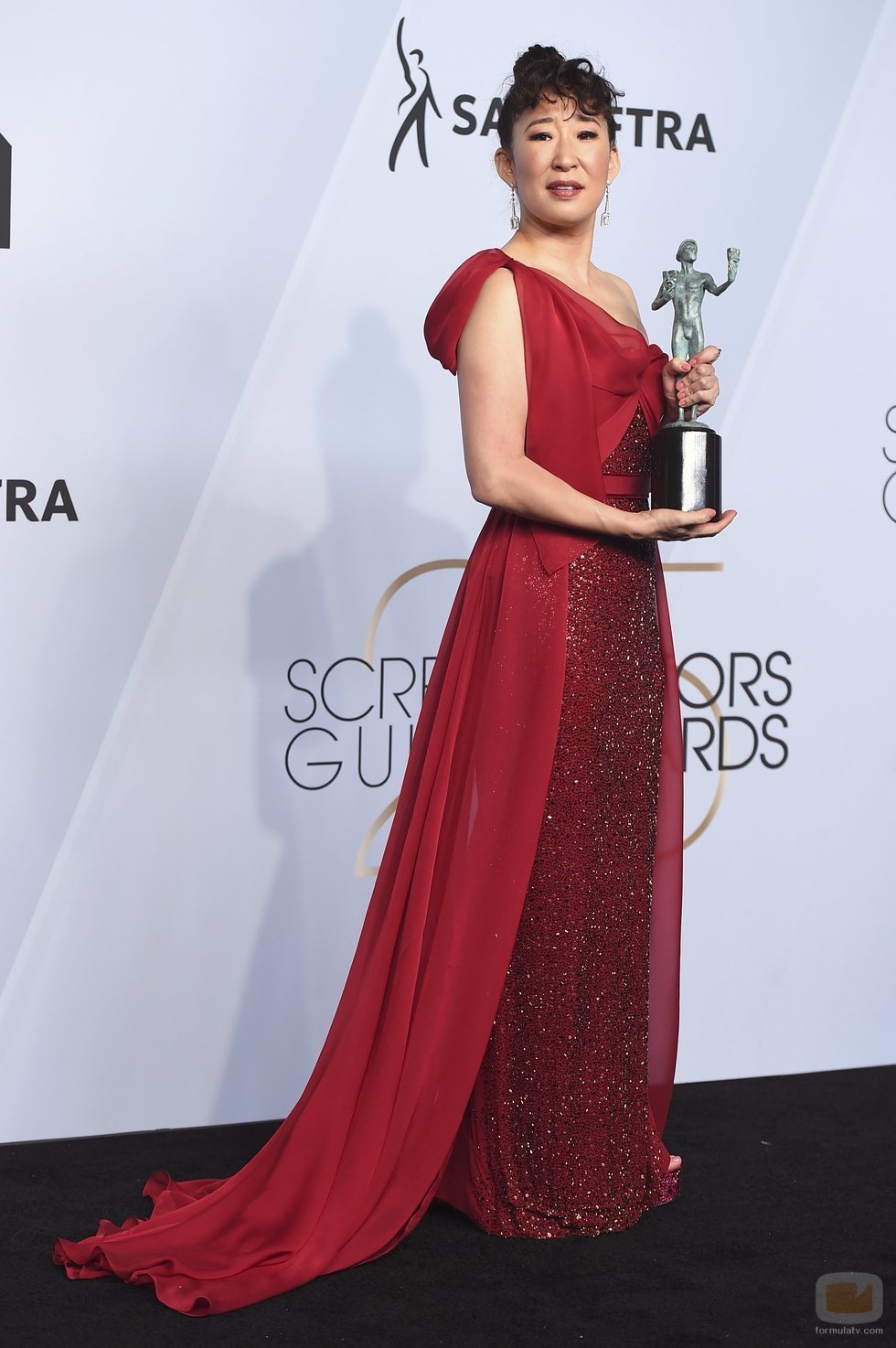 Sandra Oh junto a su premio en los SAG Awards 2019