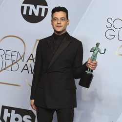 Rami Malek con su premio a mejor actor en los SAG Awards 2019