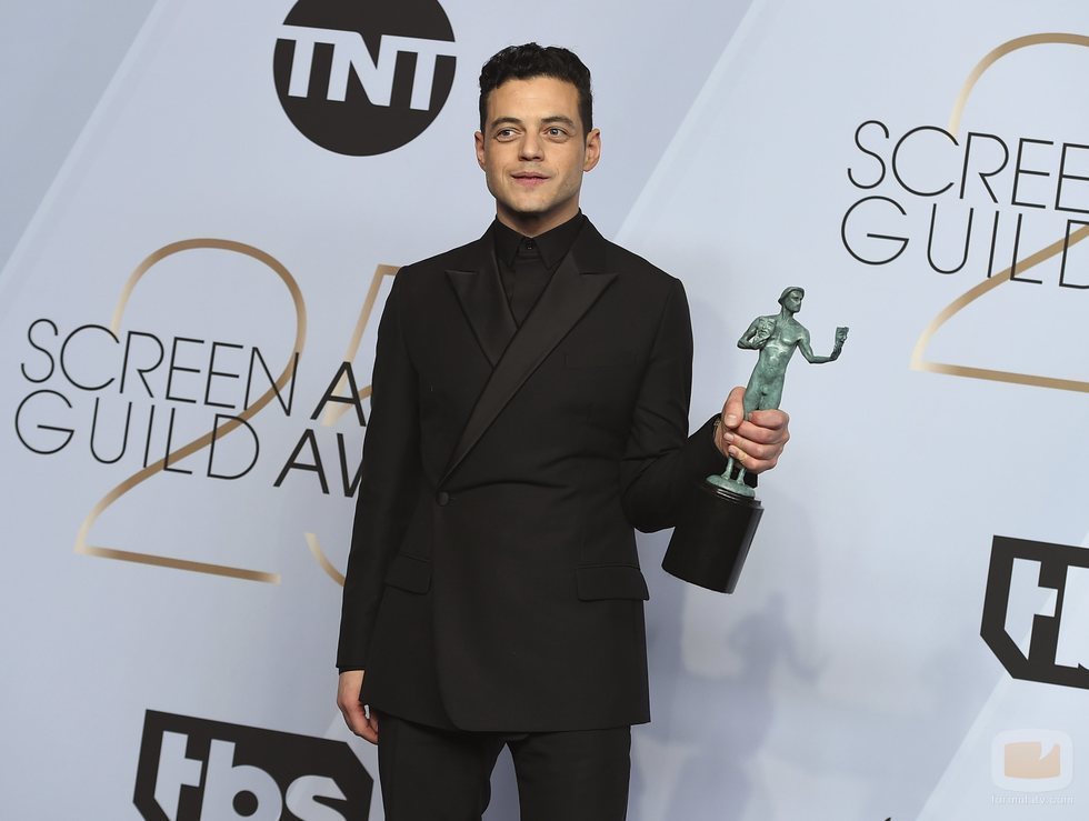 Rami Malek con su premio a mejor actor en los SAG Awards 2019