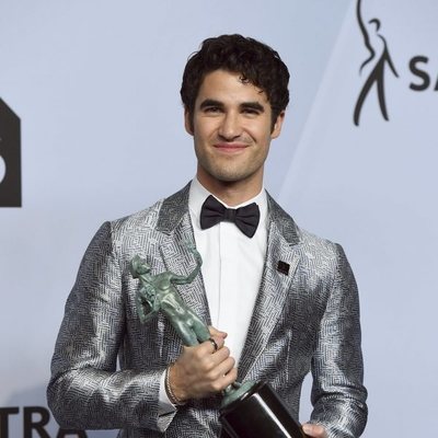 Darren Criss con su premio en los SAG Awards 2019