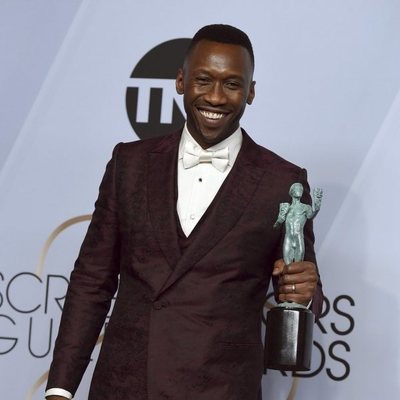 Mahershala Ali posa junto a su premio en los SAG Awards 2019
