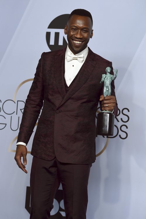 Mahershala Ali posa junto a su premio en los SAG Awards 2019