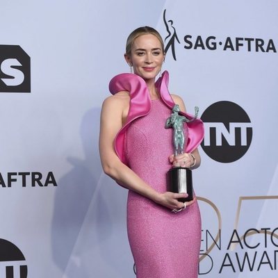 Emily Blunt con su premio de los SAG Awards 2019