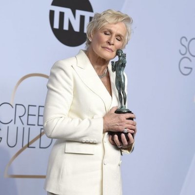 Glenn Close abraza su premio de los SAG Awards 2019