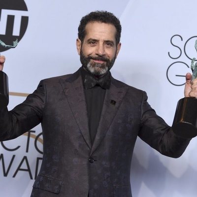 Tony Shalhoub con sus dos premios de los SAG Awards 2019