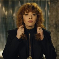 Natasha Lyonne interpreta a Nadia en 'Muñeca rusa'