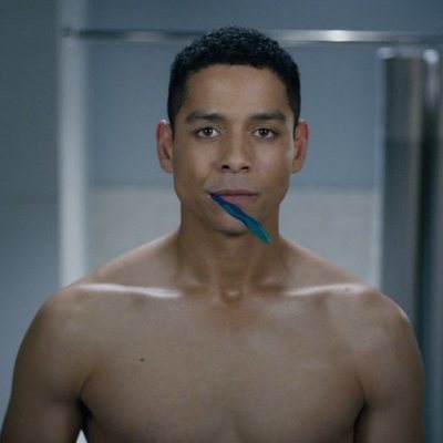 Charlie Barnett es uno de los protagonistas de 'Muñeca rusa