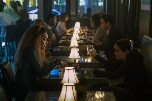 Vanya y Allison, protagonistas en 'The Umbrella Academy'