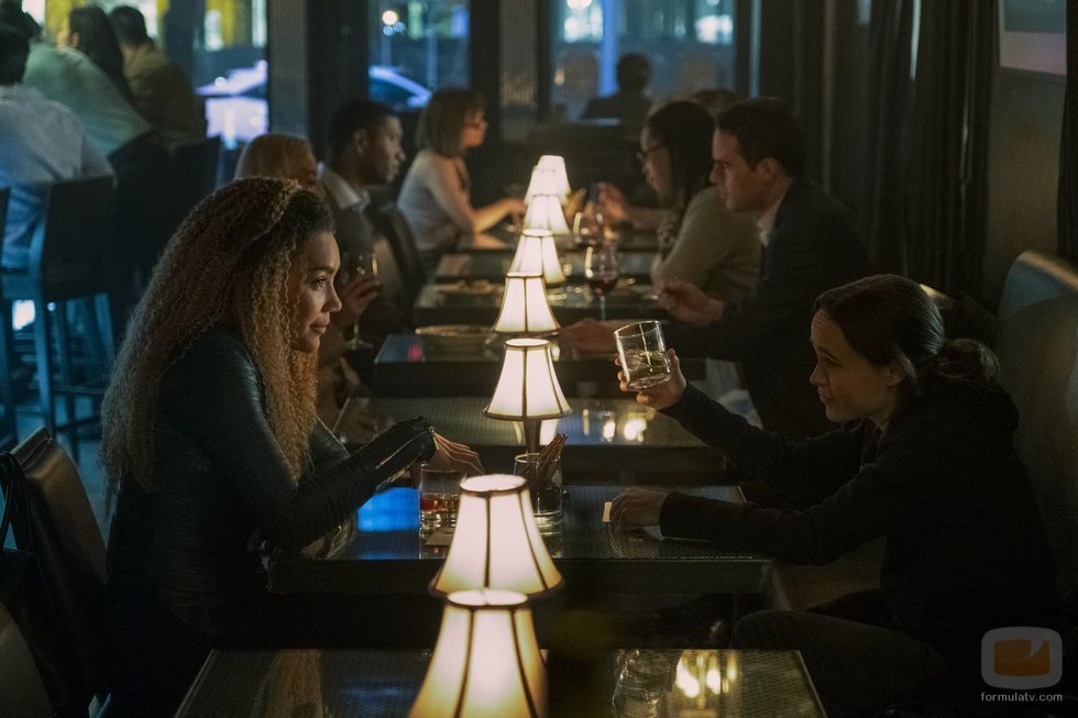 Vanya y Allison, protagonistas en 'The Umbrella Academy'