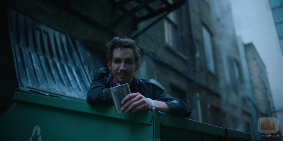 Klaus Hargreeves tiene el poder de mover objetos con la mente en 'The Umbrella Academy'