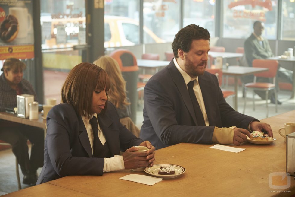 Cha-cha y Hazel tramando un plan en 'The Umbrella Academy'