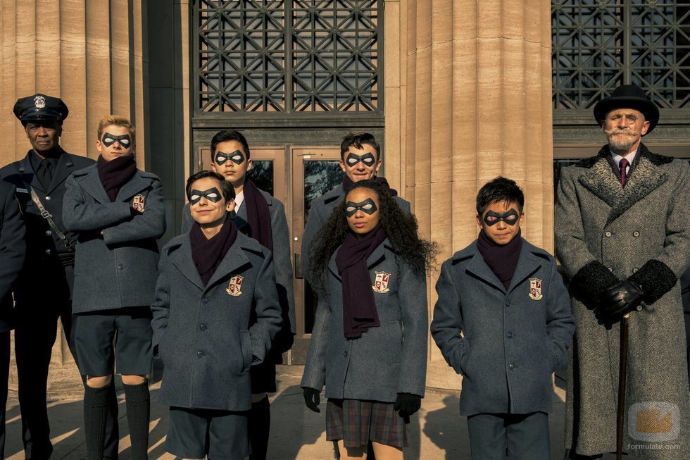 Los superhéroes de 'The Umbrella Academy' posan junto al gran magnate