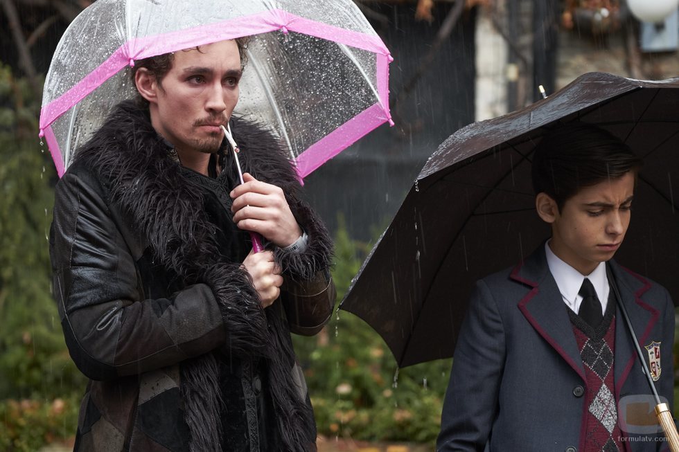 Klaus Hargreeves  y Number Five, personajes de 'The Umbrella Academy'