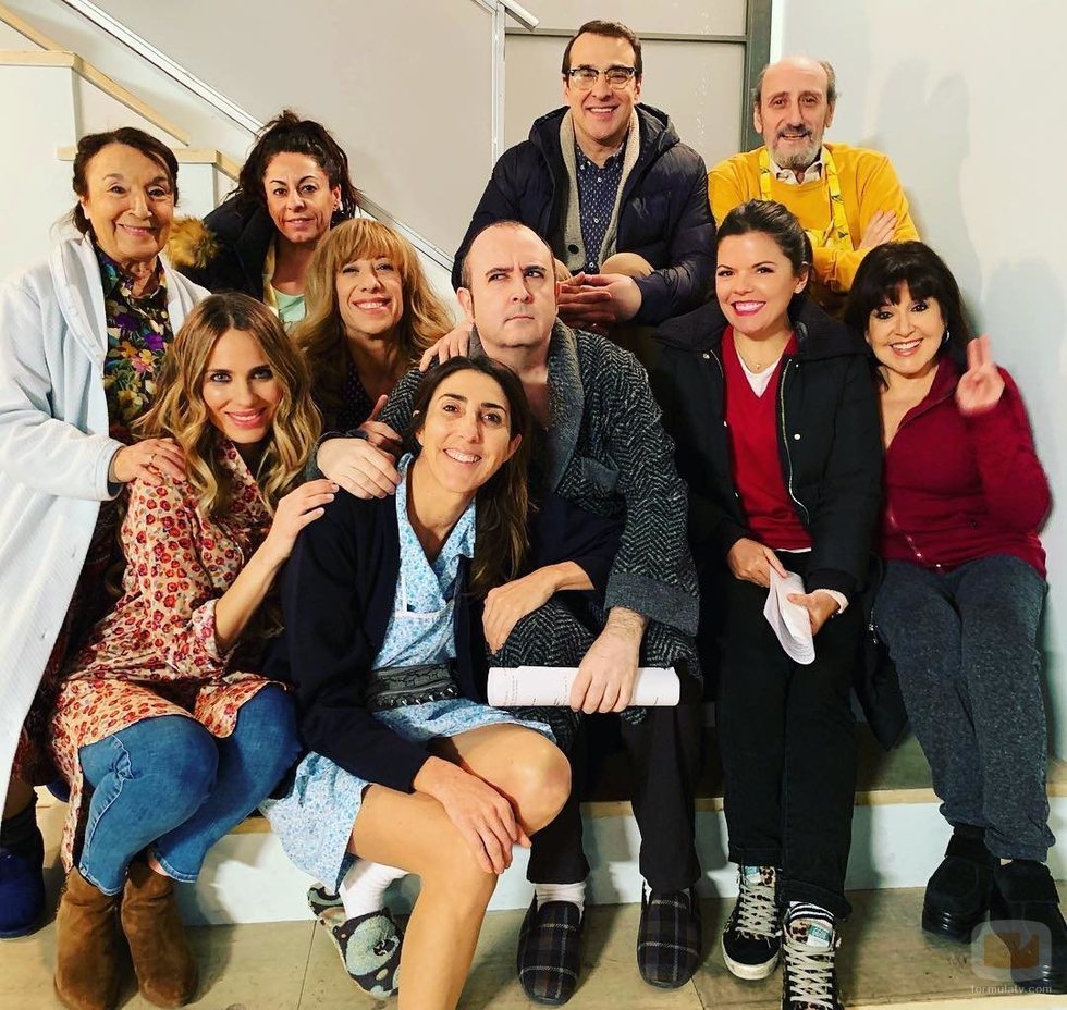 Parte del reparto de la temporada 12 de 'La que se avecina' junto a su directora Laura Caballero