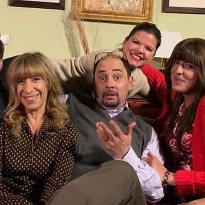 La familia Recio y el Padre Alejandro con Laura Caballero en el rodaje de la temporada 12 de 'La que se avecina'
