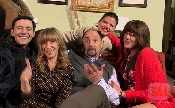 La familia Recio y el Padre Alejandro con Laura Caballero en el rodaje de la temporada 12 de 'La que se avecina'