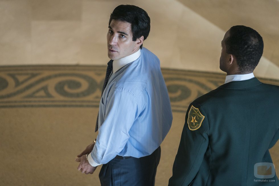 Miguel Ángel Silvestre, esposado en la miniserie 'En el corredor de la muerte'