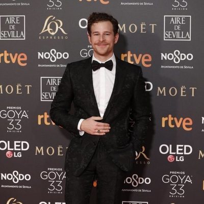 Álvaro Cervantes posa en la alfombra roja de los Premios Goya 2019