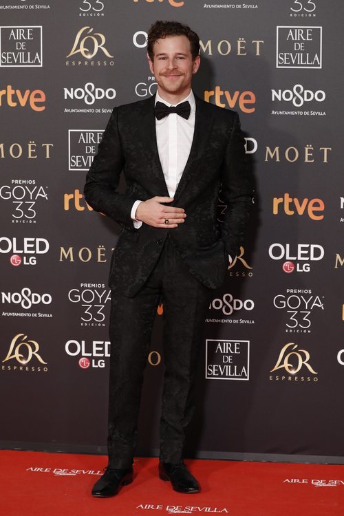 Álvaro Cervantes posa en la alfombra roja de los Premios Goya 2019