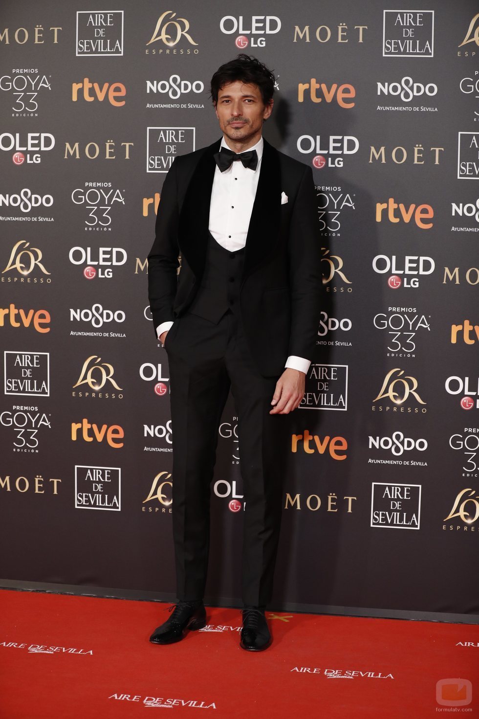 Andrés Velencoso posa en la alfombra roja de los Premios Goya 2019