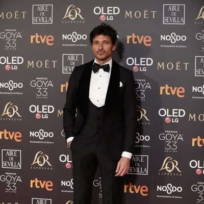Andrés Velencoso posa en la alfombra roja de los Premios Goya 2019