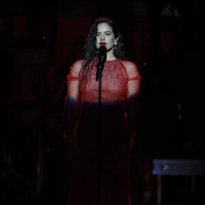 Rosalía durante su actuación en los Premios Goya 2019