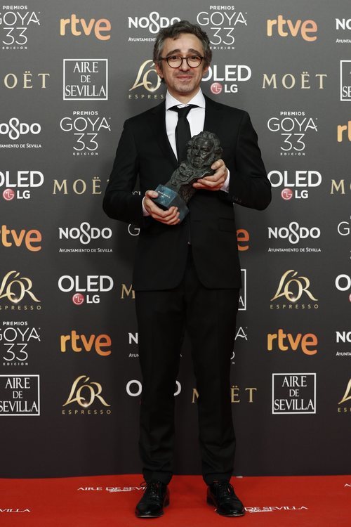 Alberto del Campo de "El reino" con su Goya 2019 a Mejor montaje